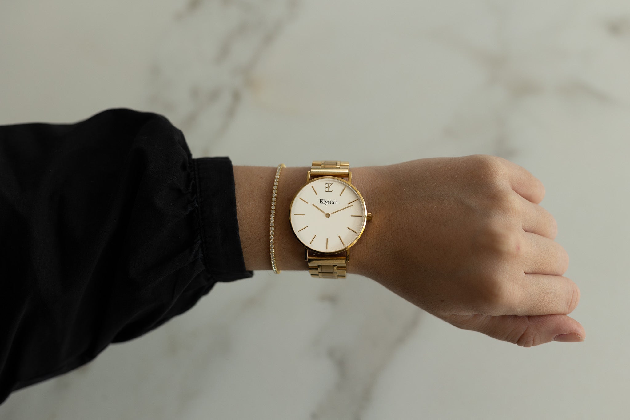 elysian-gouden-dames-horloge-wit-plaat-goud-schakelband-horlogeband-ELYWW00226-hand2