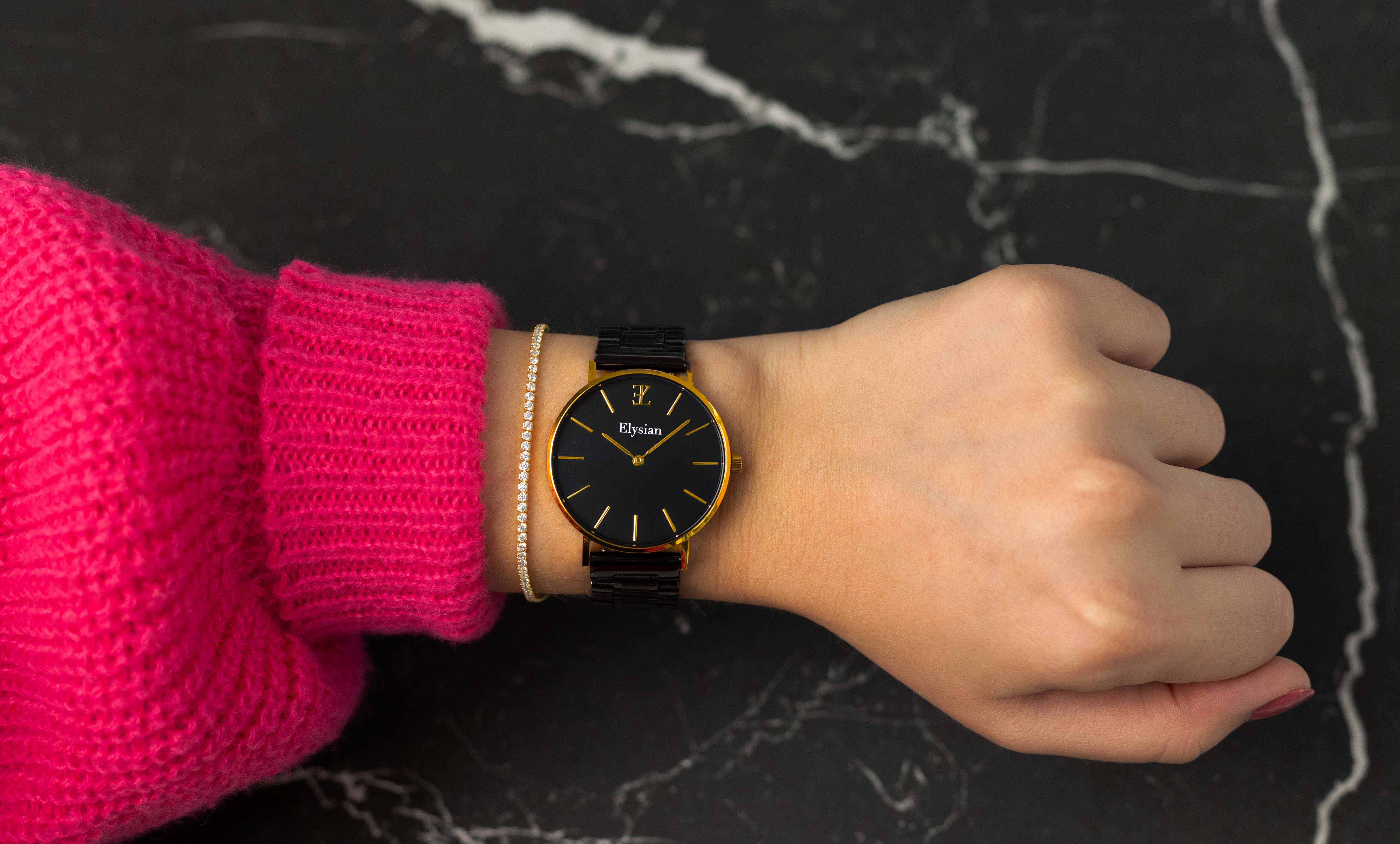 elysian-gouden-dames-horloge-zwart-plaat-zwart-schakelband-horlogeband-ELYWW00120-hand