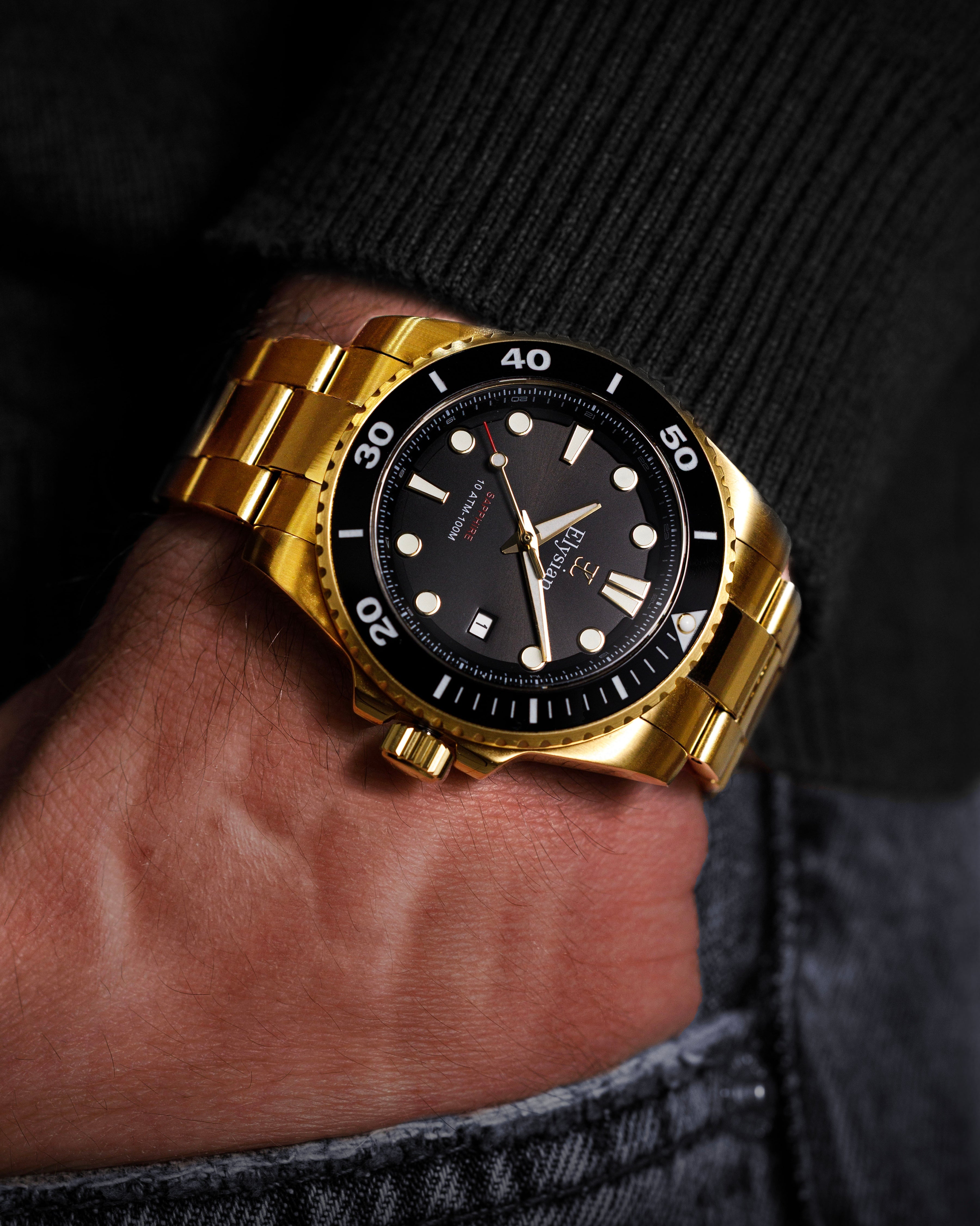 elysian-gouden-heren-horloge-42mm-zwart-plaat-goud-schakelband-horlogeband-ELYWM10142-wrist3