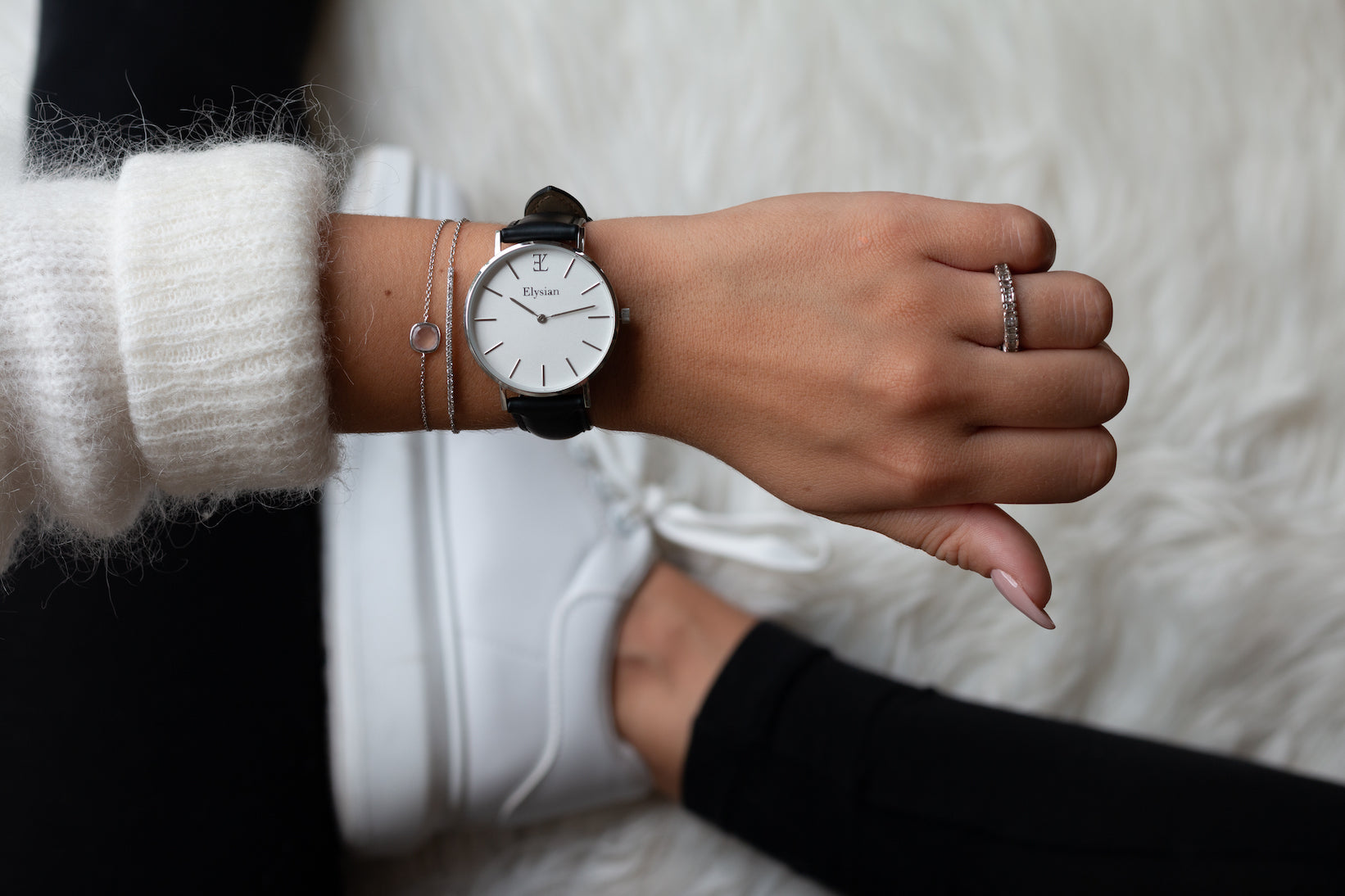 elysian-zilveren-dames-horloge-wit-plaat-zwart-klassiek-leder-horlogeband-ELY02200-hand