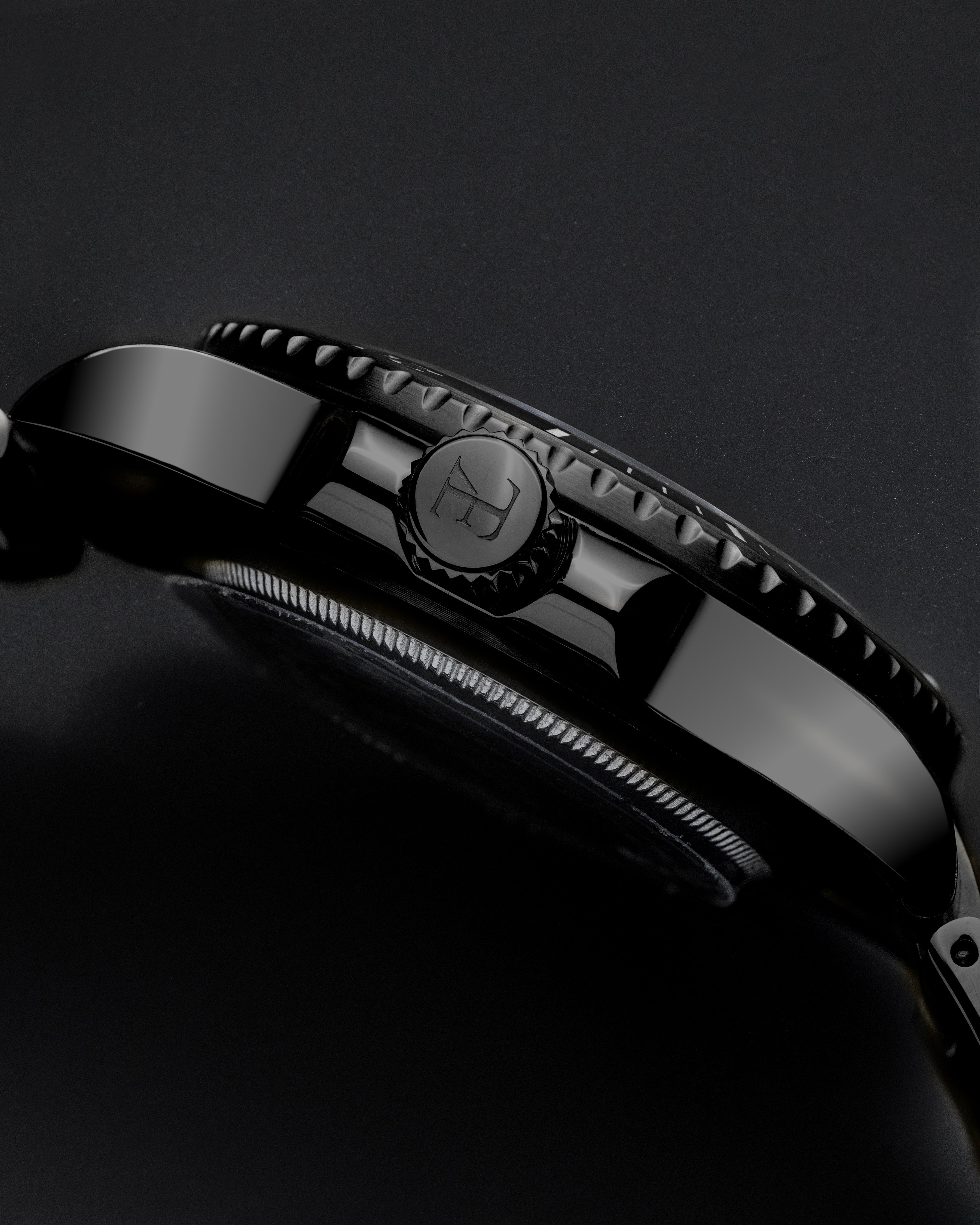 elysian-zwarte-heren-horloge-42mm-zwart-plaat-zwart-schakelband-horlogeband-ELYWM12140-crown