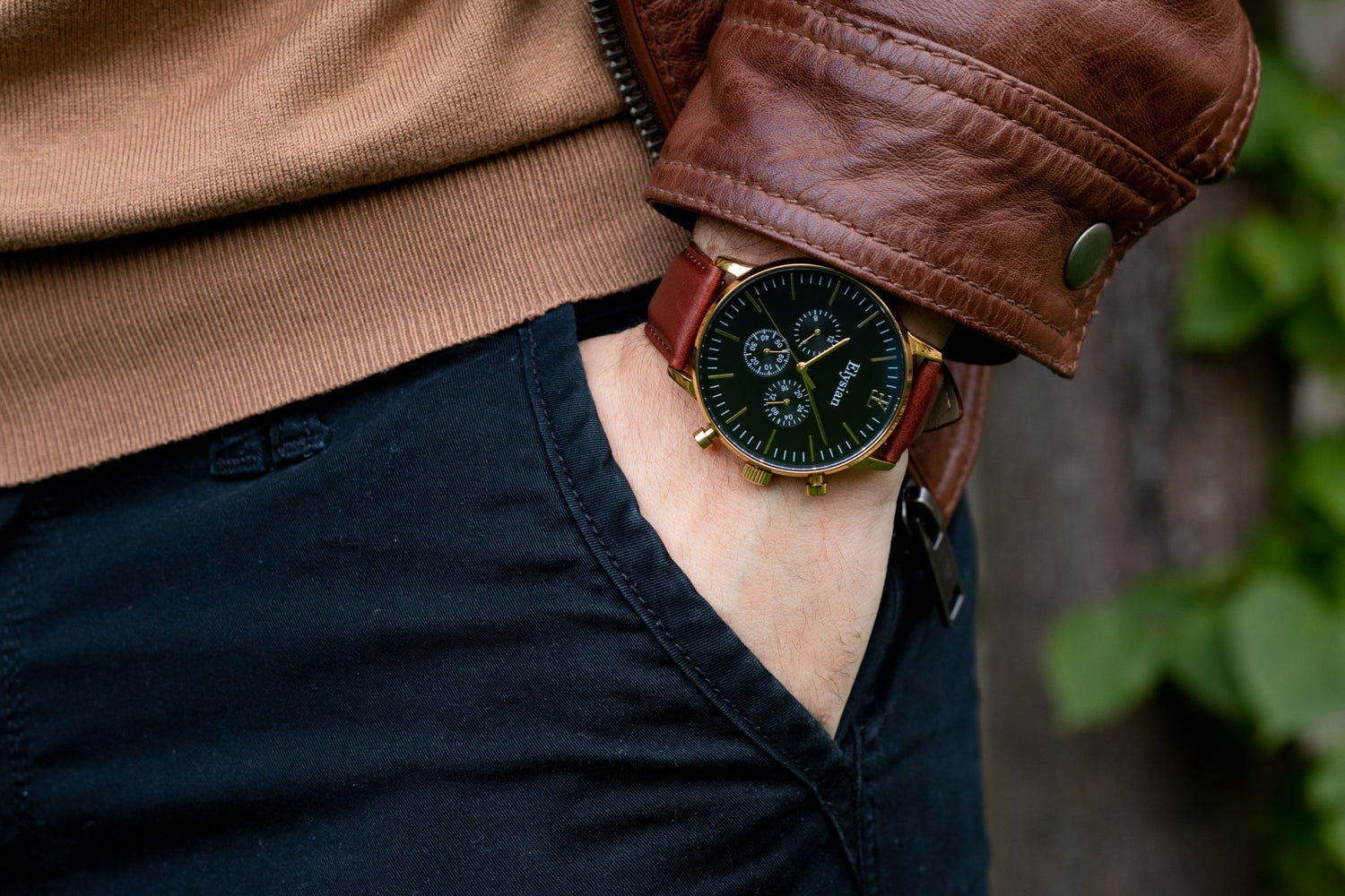 elysian-gouden-heren-horloge-zwart-plaat-bruin-klassiek-leder-horlogeband-ELYWM00113-hand