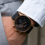 elysian-gouden-heren-horloge-zwart-plaat-zwart-schakelband-horlogeband-ELYWM00140-hand