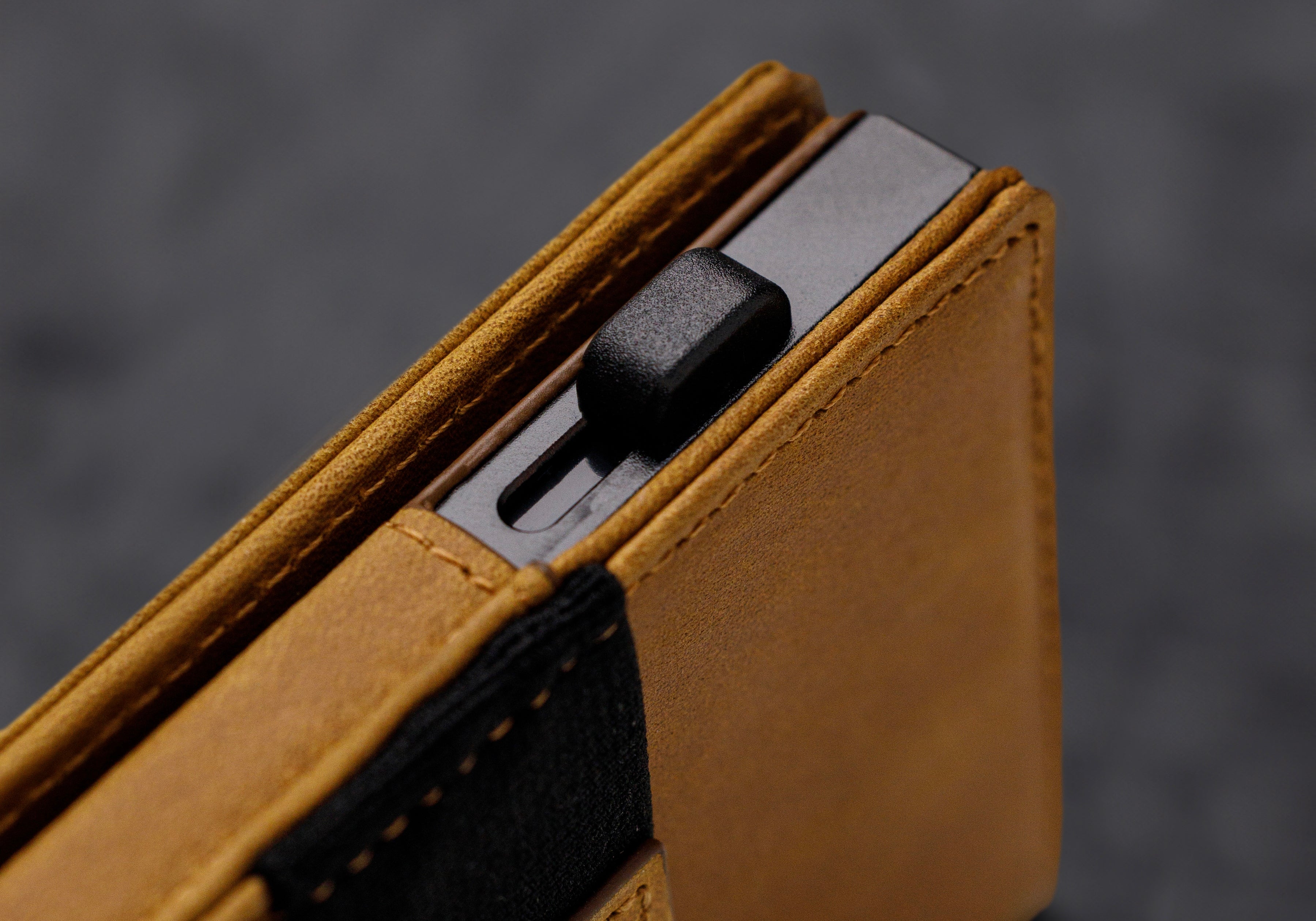 elysian-pasjeshouder-bruin-ELYWAM100-detail_side