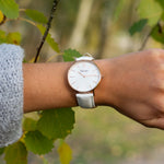 elysian-rose-gouden-dames-horloge-wit-plaat-wit-klassiek-leder-horlogeband-ELY01240-hand
