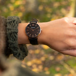 elysian-rose-gouden-dames-horloge-zwart-plaat-zwart-klassiek-leder-horlogeband-ELY01100-hand