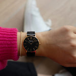 elysian-rose-gouden-dames-horloge-zwart-plaat-zwart-schakelband-horlogeband-ELYWW01120-hand