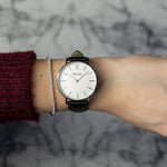elysian-zilveren-dames-horloge-wit-plaat-zwart-croco-leder-horlogeband-ELYWW02230-hand