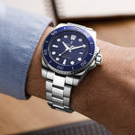 elysian-zilveren-heren-horloge-42mm-blauw-plaat-zilver-schakelband-horlogeband-ELYWM11041-wrist2