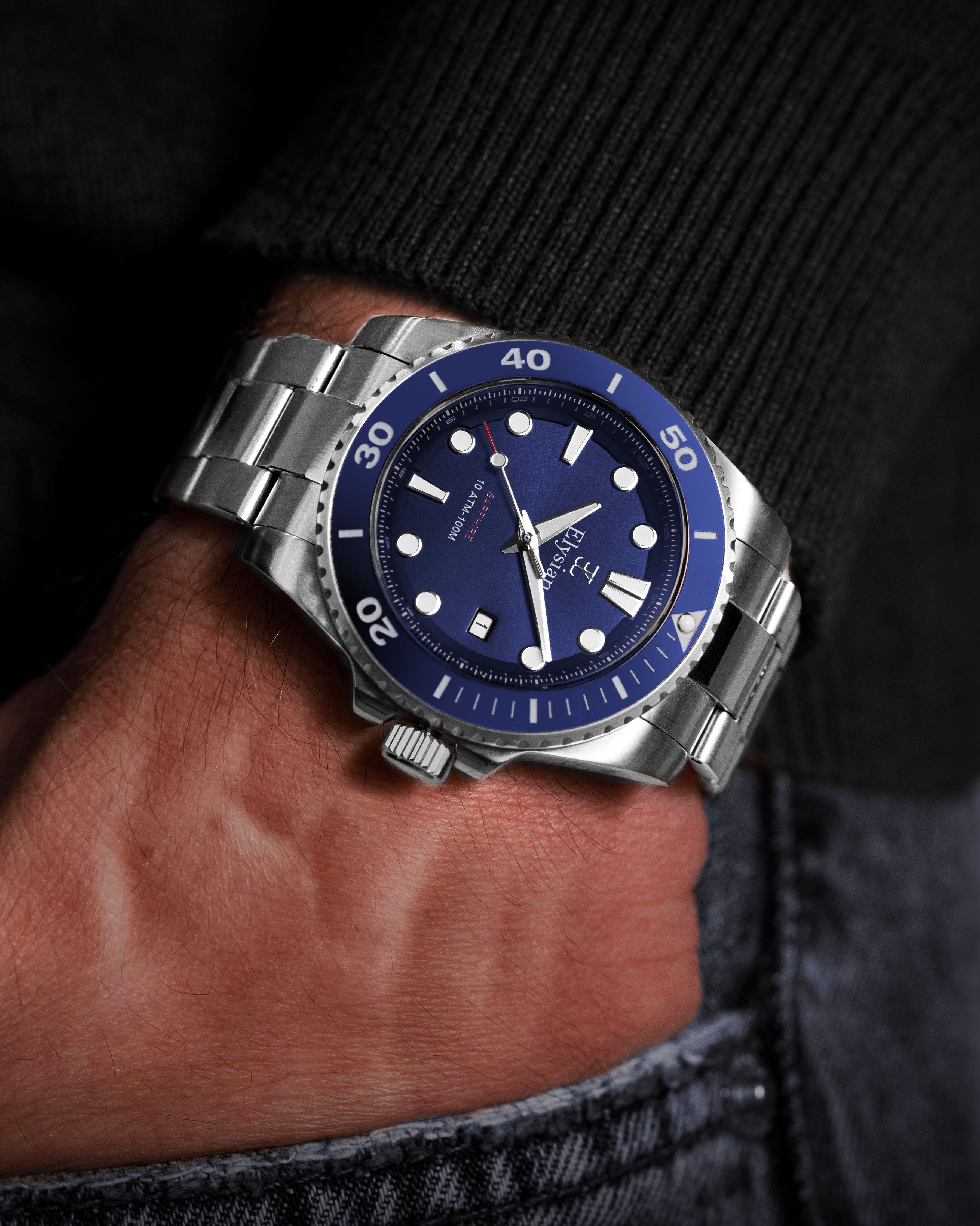 elysian-zilveren-heren-horloge-42mm-blauw-plaat-zilver-schakelband-horlogeband-ELYWM11041-wrist3