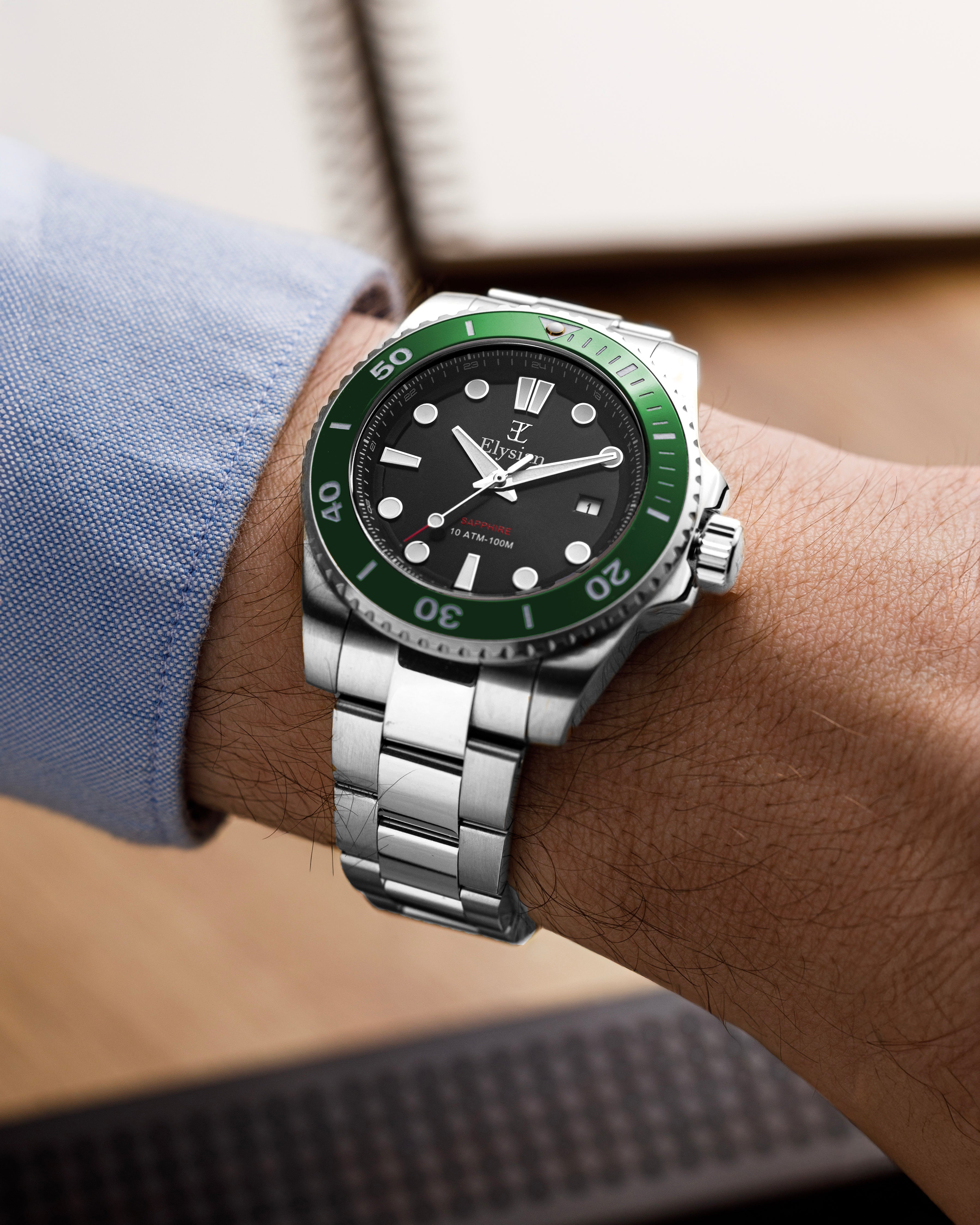 elysian-zilveren-heren-horloge-42mm-zwart-plaat-zilver-schakelband-horlogeband-ELYWM11141-wrist