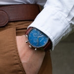 elysian-zilveren-heren-horloge-blauw-plaat-bruin-klassiek-leder-horlogeband-ELYWM01013-hand