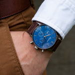 elysian-zilveren-heren-horloge-blauw-plaat-donkerbruin-vintage-leder-horlogeband-ELYWM01024-hand