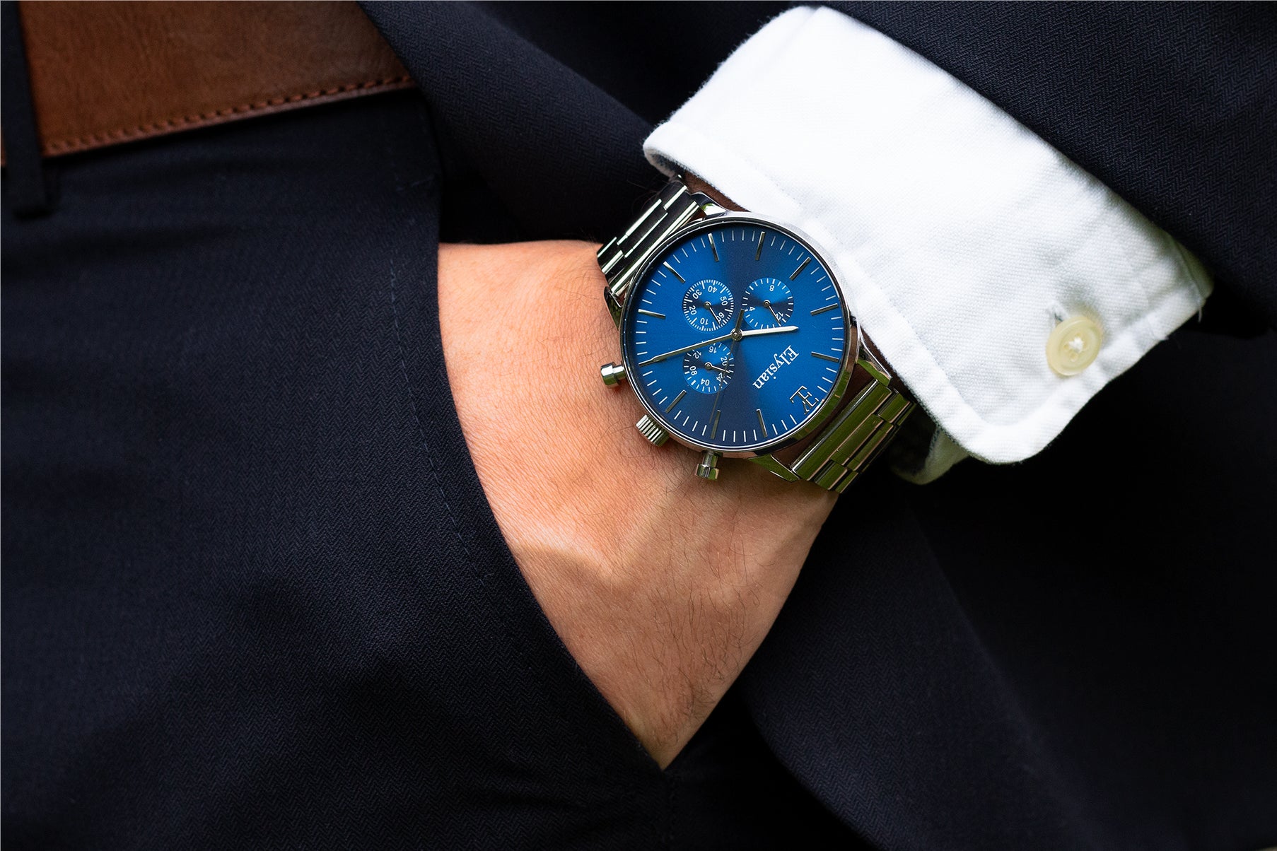 elysian-zilveren-heren-horloge-blauw-plaat-zilver-schakelband-horlogeband-ELYWM01041-hand