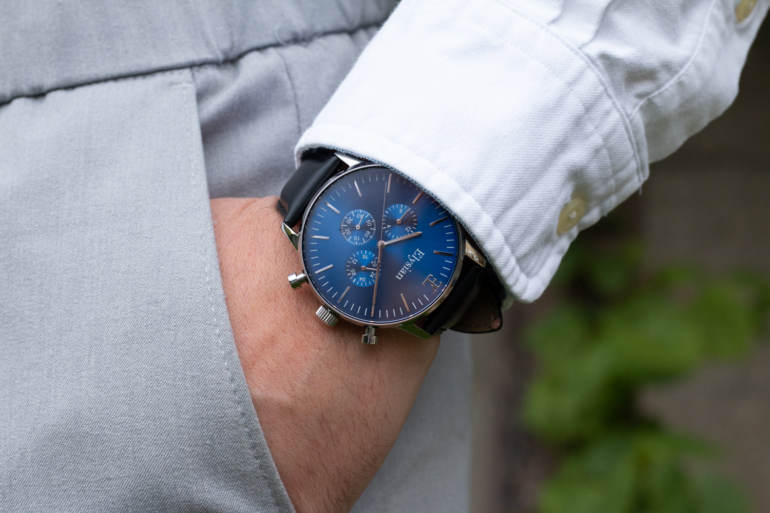 elysian-zilveren-heren-horloge-blauw-plaat-zwart-klassiek-leder-horlogeband-ELYWM01010-hand