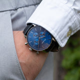 elysian-zilveren-heren-horloge-blauw-plaat-zwart-klassiek-leder-horlogeband-ELYWM01010-hand