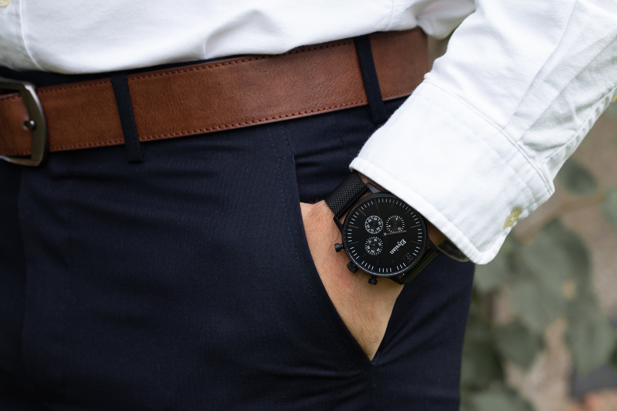 elysian-zwarte-heren-horloge-zwart-plaat-zwart-mesh-horlogeband-ELYWM02130-hand
