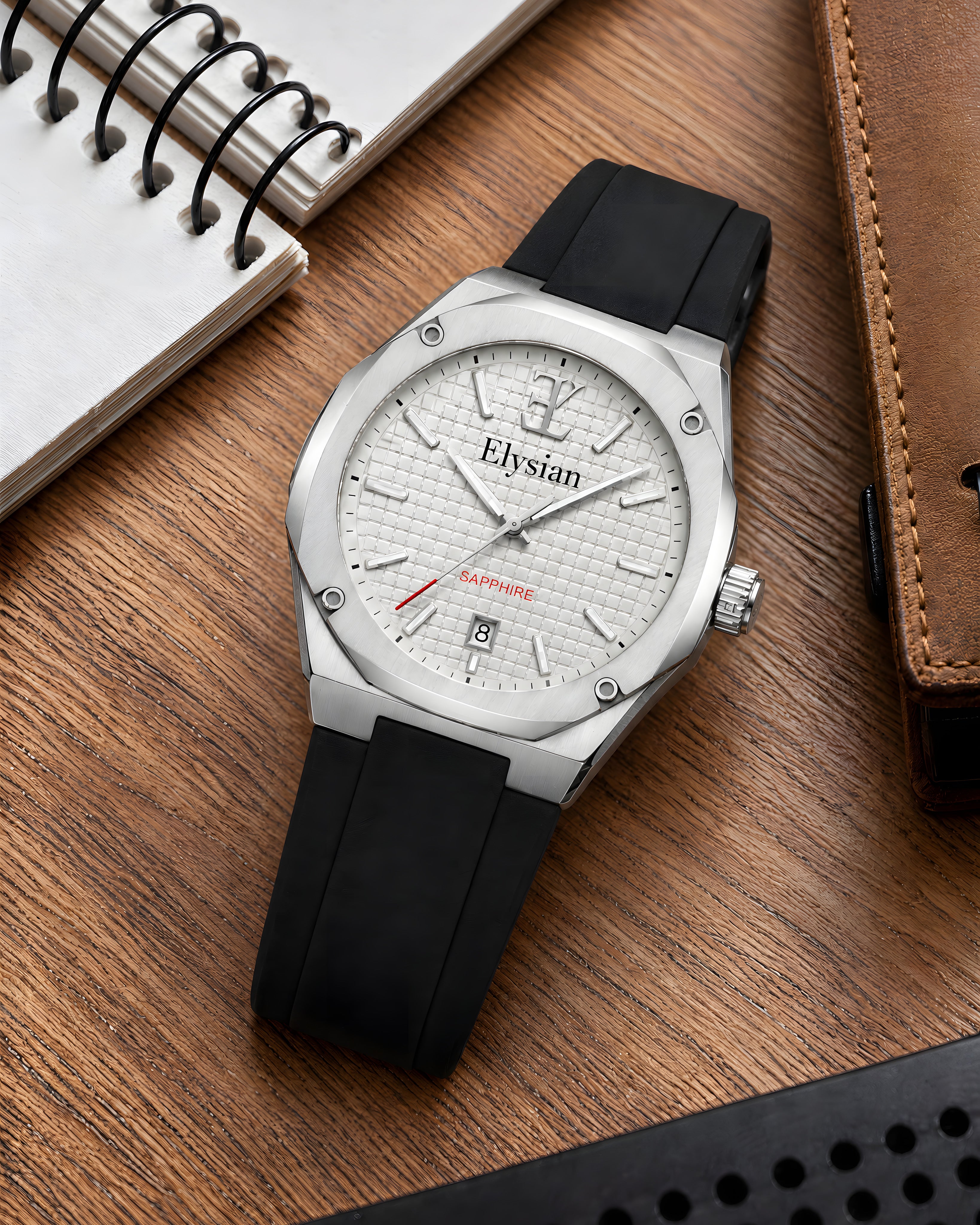 Elysian Octa White - Black Rubber, op een houten bureau