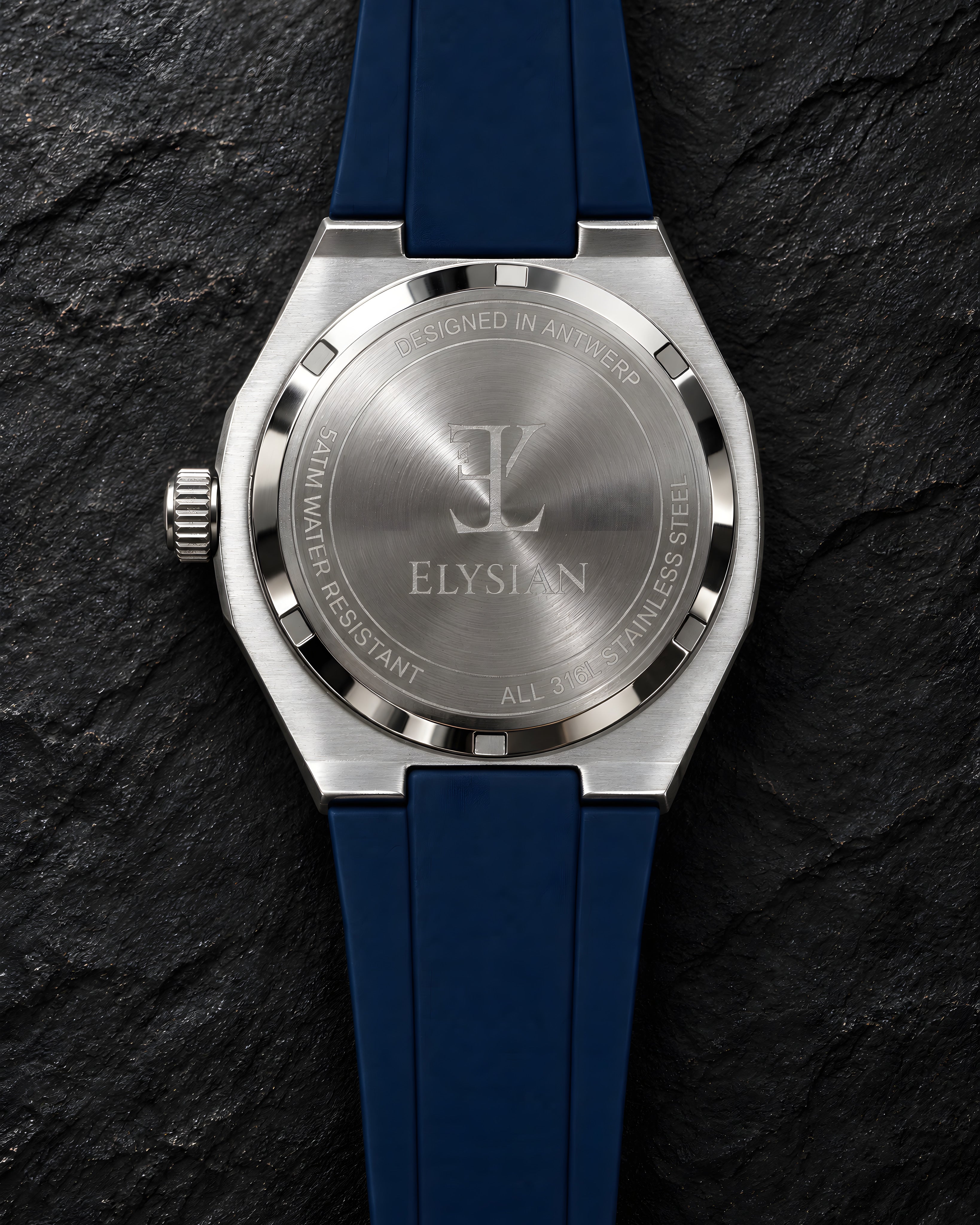 Elysian Octa Blue - Navy Rubber, achterkant met gravering Designed in Antwerp