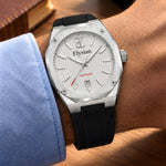 Elysian Octa White - Black Rubber, om de pols met lichtblauw hemd