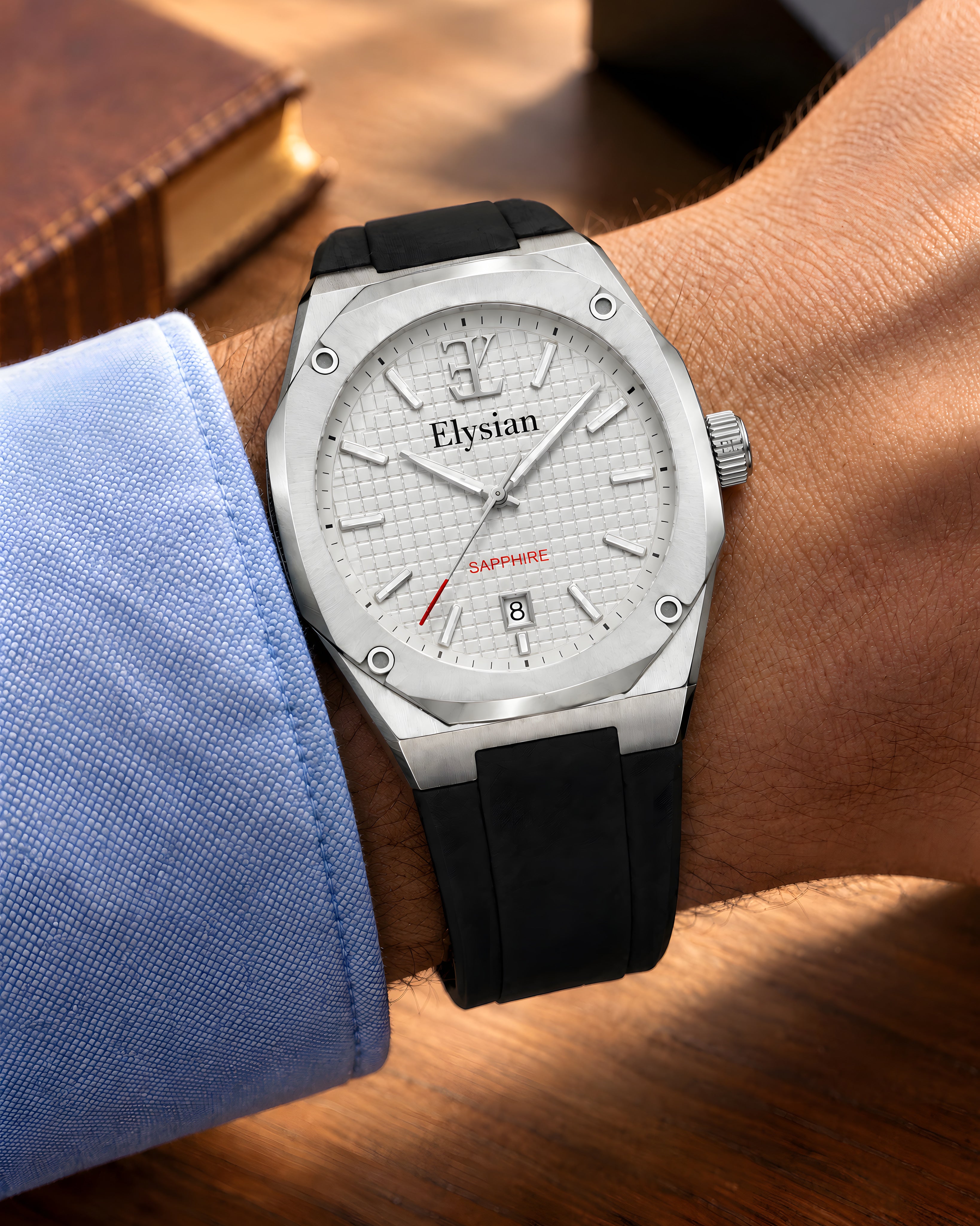 Elysian Octa White - Black Rubber, om de pols met lichtblauw hemd