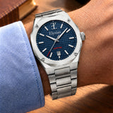 Elysian Octa Blue - Silver Link, om de pols met lichtblauw hemd