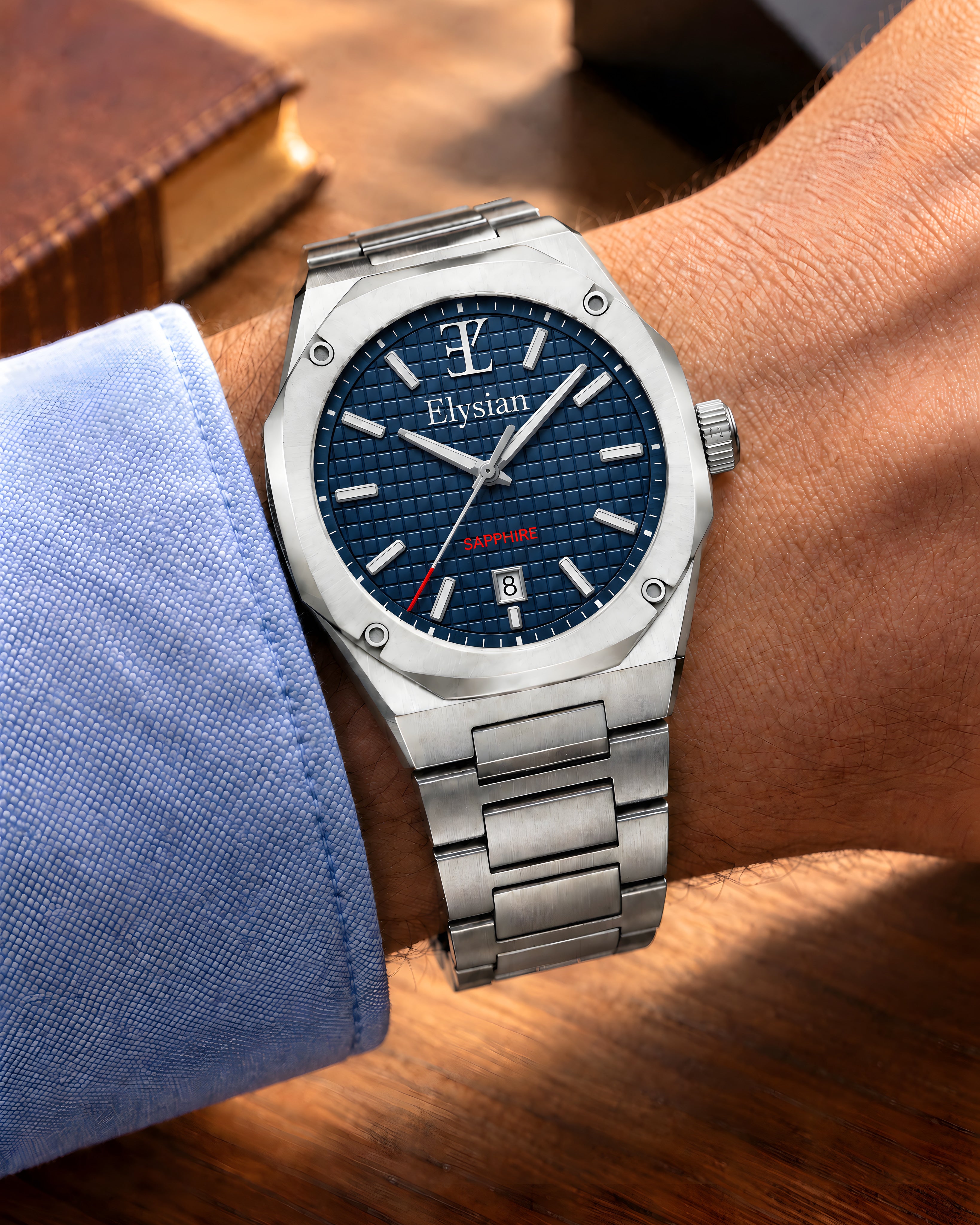 Elysian Octa Blue - Silver Link, om de pols met lichtblauw hemd