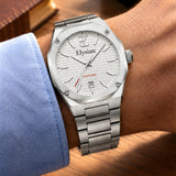 Elysian Octa White - Silver Link, om de pols met lichtblauw hemd