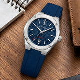 Elysian Octa Blue - Navy Rubber, op een houten bureau