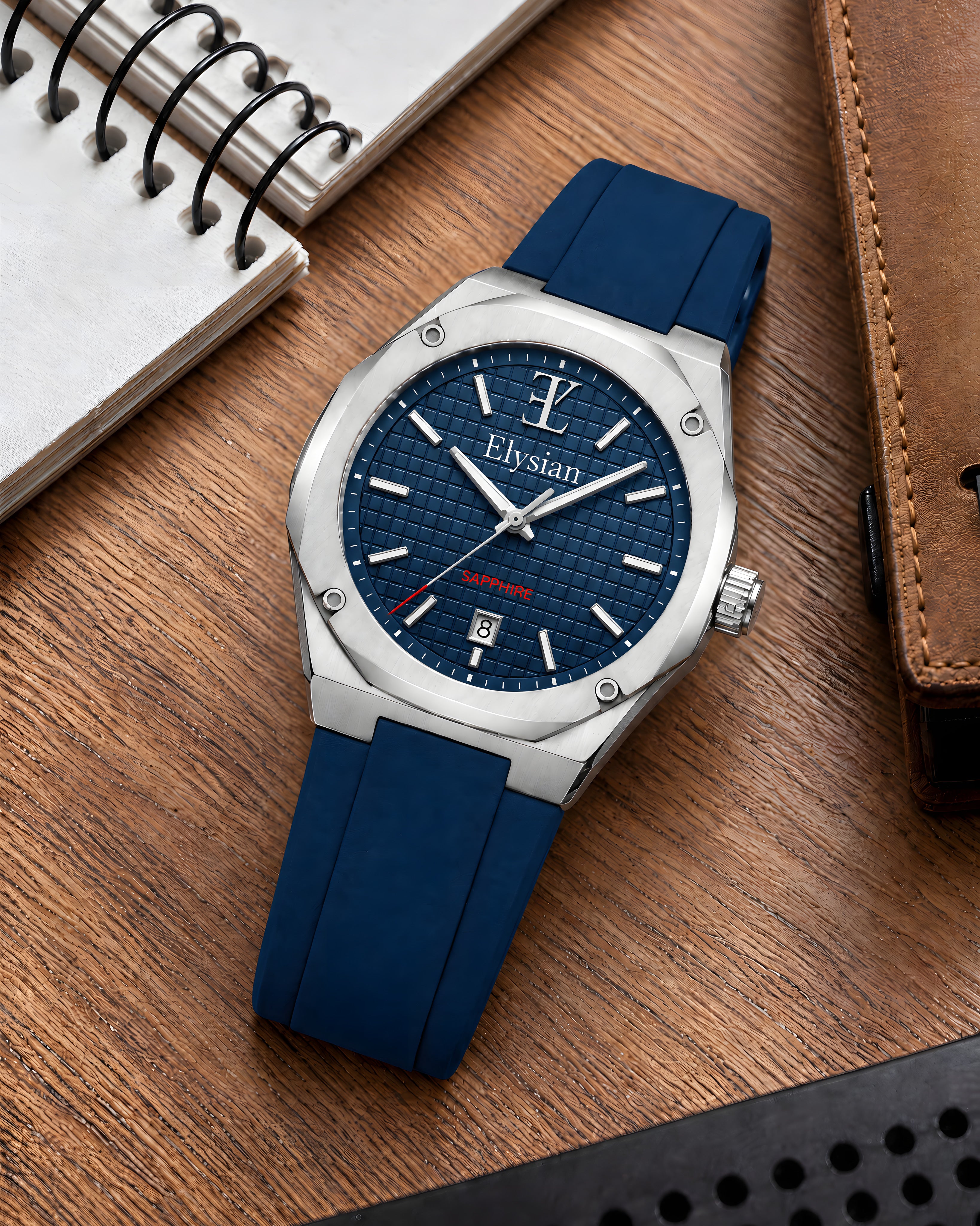 Elysian Octa Blue - Navy Rubber, op een houten bureau