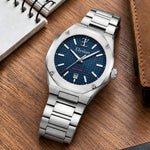 Elysian Octa Blue - Silver Link, op een houten bureau