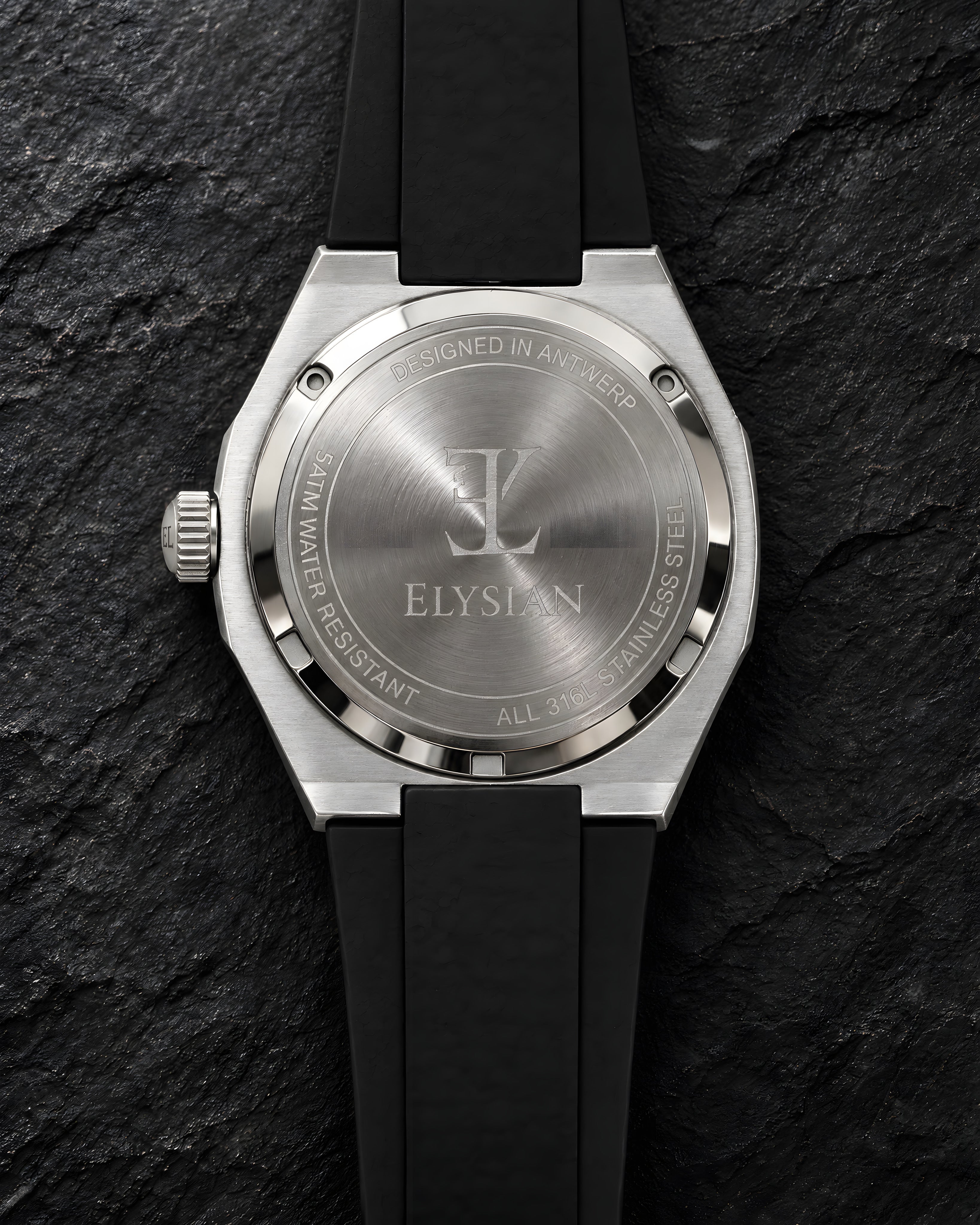 Elysian Octa White - Black Rubber, achterkant met gravering Designed in Antwerp
