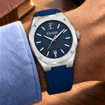 Elysian Octa Blue - Navy Rubber, om de pols met lichtblauw hemd